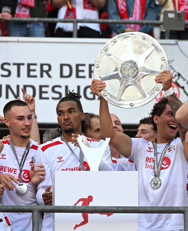 Julian Pauli streckt die Zweitliga-Meistertrophäe in die Luft.
