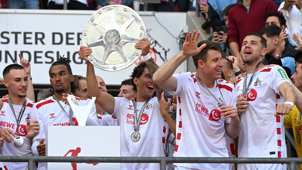 Julian Pauli streckt die Zweitliga-Meistertrophäe in die Luft.