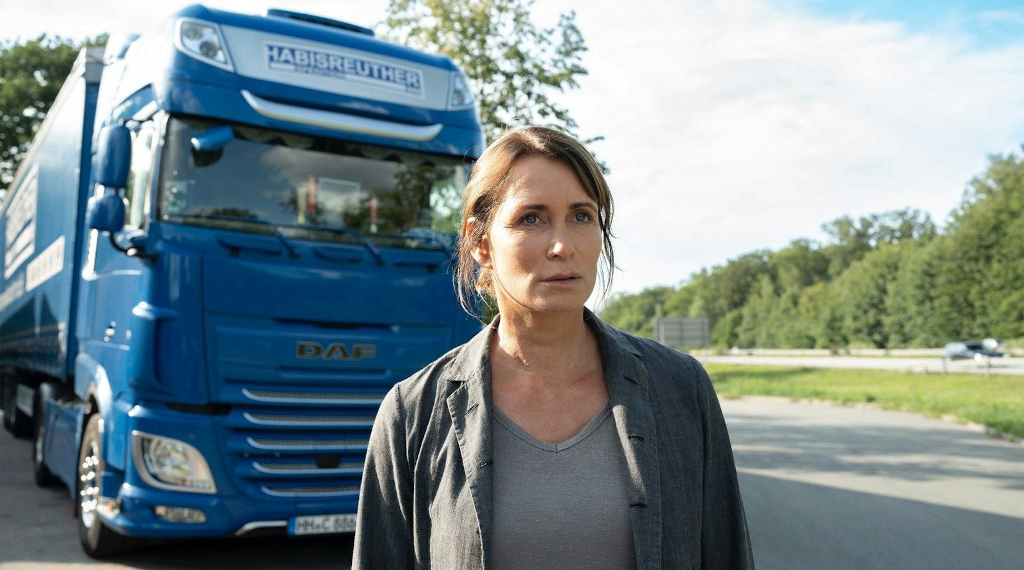 Anja Kling liebt die Ostsee und besucht gern Freunde auf Rügen. Mit dem LKW wie in „Per Anhalter zur Ostsee“ ist sie allerdings eher selten unterwegs. (Bild: ARD Degeto Film/filmpool fiction GmbH/Christine Schroeder)