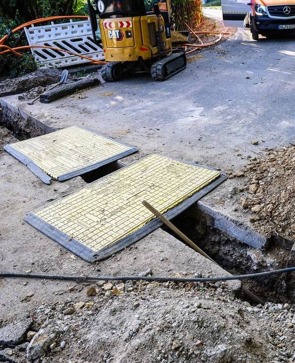 Blick auf den Unfallort. Bei einem Arbeitsunfall in Hagen, bei dem ein Bauarbeiter schwere Verbrennungen erlitt, ist es zu einem größeren Stromausfall gekommen.