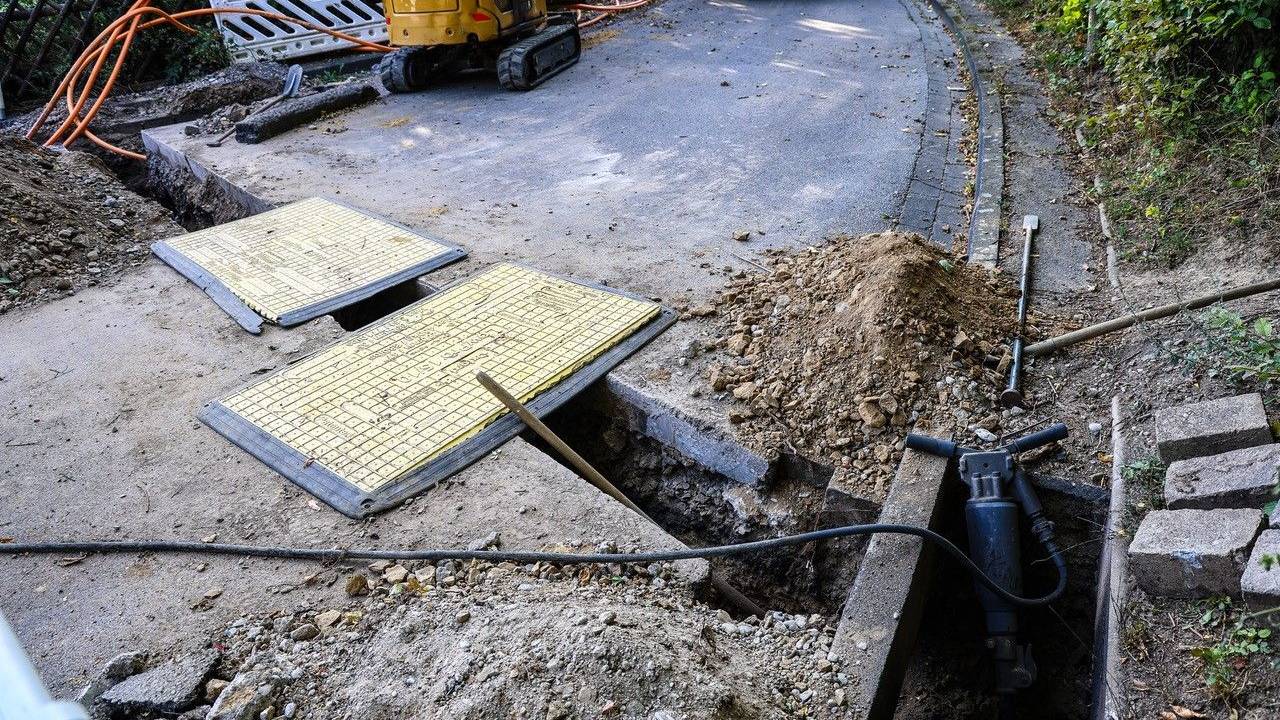 Blick auf den Unfallort. Bei einem Arbeitsunfall in Hagen, bei dem ein Bauarbeiter schwere Verbrennungen erlitt, ist es zu einem größeren Stromausfall gekommen.