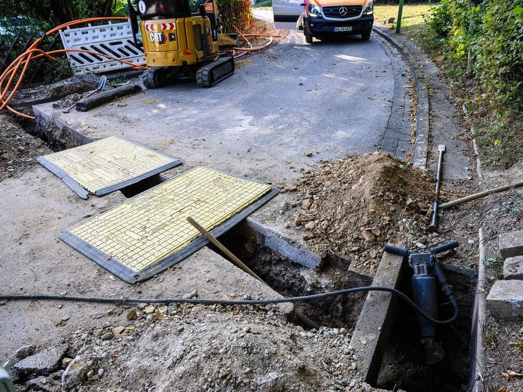 Blick auf den Unfallort. Bei einem Arbeitsunfall in Hagen, bei dem ein Bauarbeiter schwere Verbrennungen erlitt, ist es zu einem größeren Stromausfall gekommen.