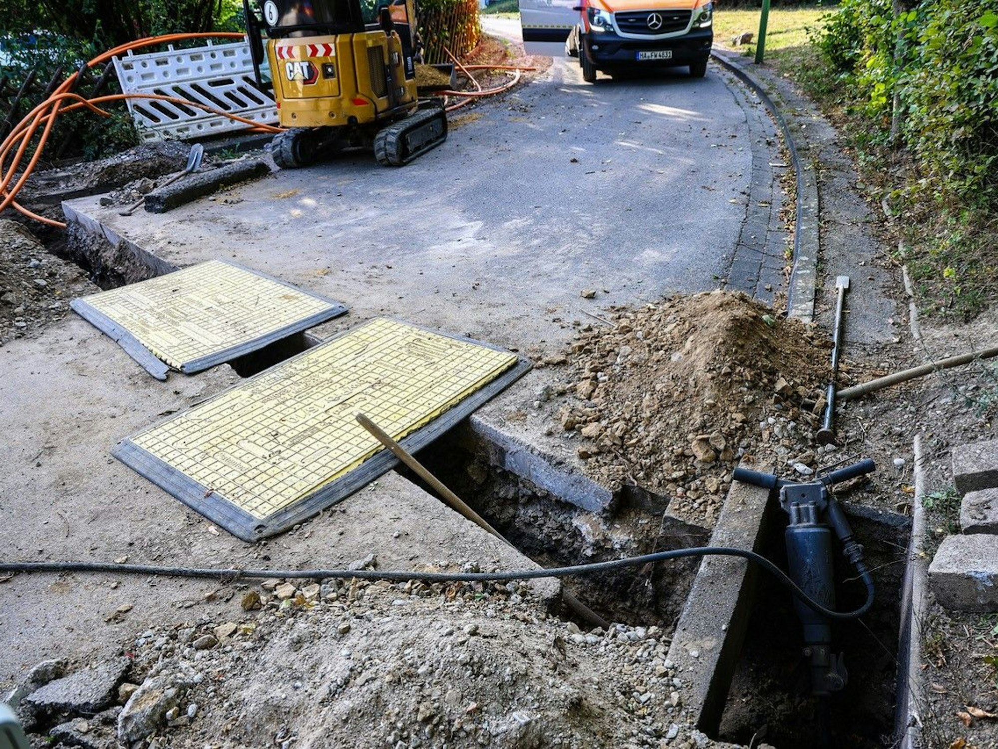 Blick auf den Unfallort. Bei einem Arbeitsunfall in Hagen, bei dem ein Bauarbeiter schwere Verbrennungen erlitt, ist es zu einem größeren Stromausfall gekommen.
