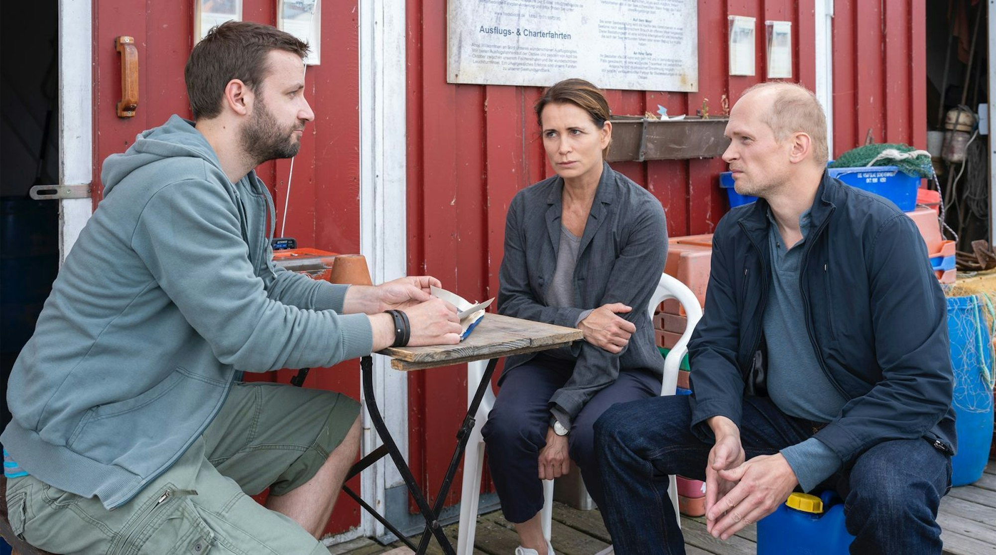 Eine Spur führt Steffi (Anja Kling) und Polizist Lucas (Bernhard Conrad, rechts) an die Ostsee zum Bootsverleiher Fred (Jonas Minthe). Weiß er womöglich etwas über den Verbleib von Steffis Tochter Anita? (Bild: ARD Degeto Film/filmpool fiction GmbH/Christine Schroeder)