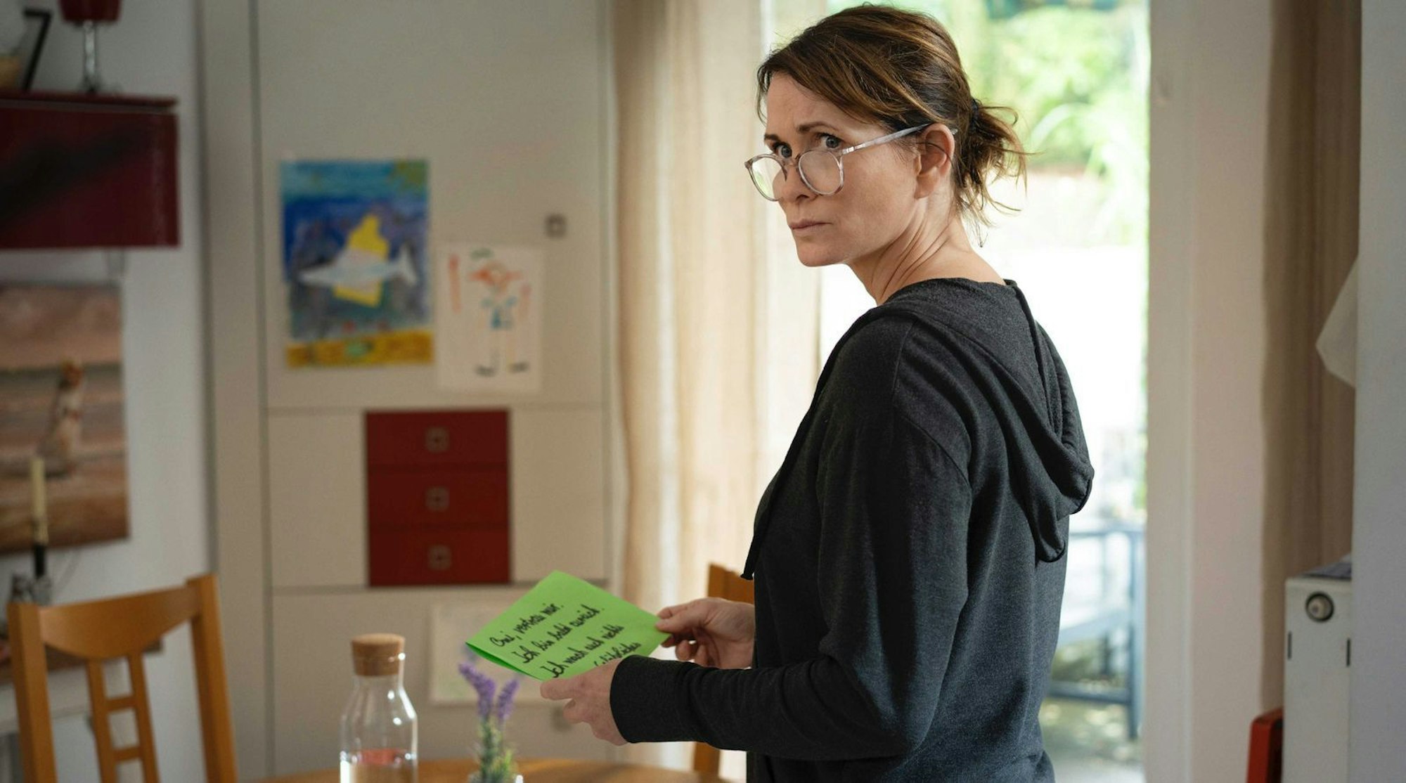 Als Helikopter-Mutter hat sich Anja Kling nie verstanden, ihre Rolle als überängstliche Oma Steffi in „Per Anhalter zur Ostsee“ allerdings auch nicht. (Bild: ARD Degeto Film/filmpool fiction GmbH/Christine Schroeder)