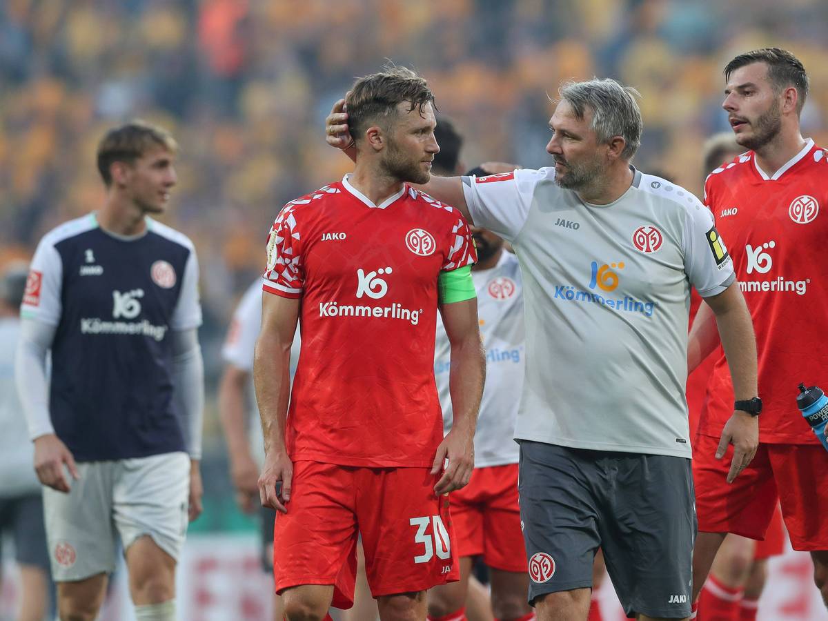 Mainz-Kapitän Silvan Widmer und Co-Trainer Michael Silberbauer nach dem Pokalspiel in Dresden.