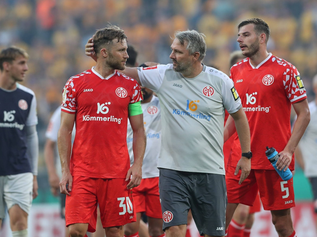 Mainz-Kapitän Silvan Widmer und Co-Trainer Michael Silberbauer nach dem Pokalspiel in Dresden.