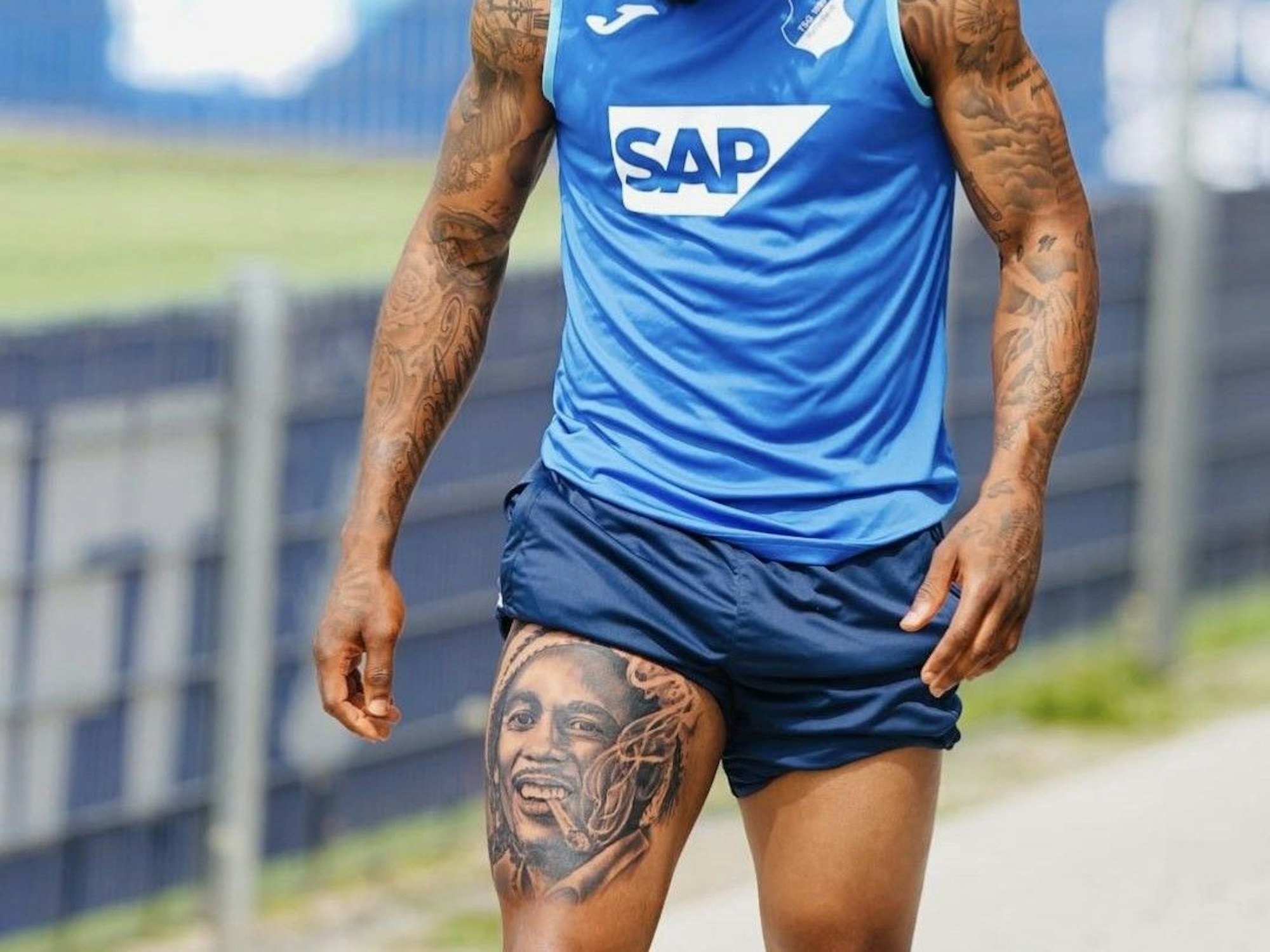 Das neue Bob-Marley-Tattoo mit Joint im Mund auf dem Oberschenkel von Hoffenheim-Profi Gift Orban.