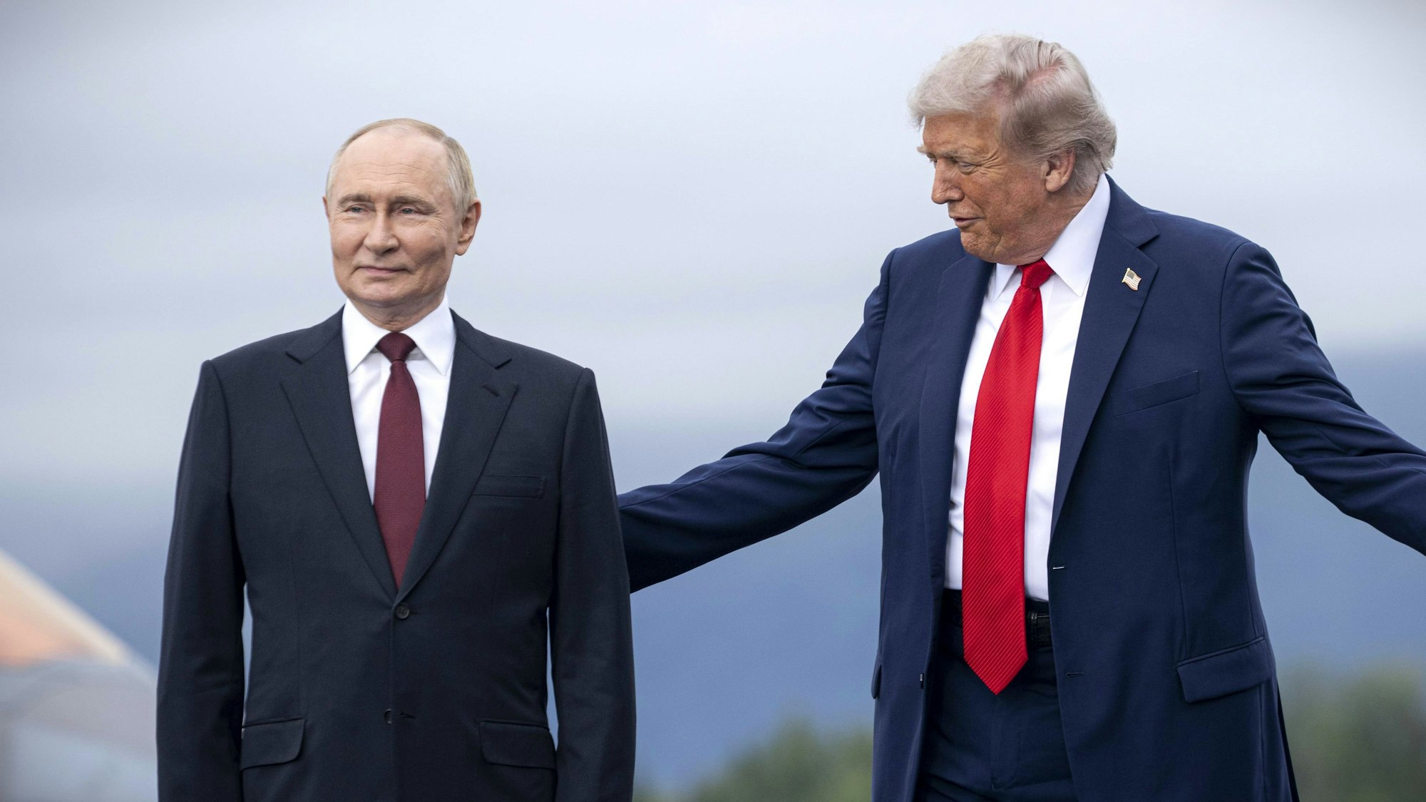 Kremlchef Wladimir Putin zusammen mit US-Präsident Donald Trump. Moskau lehnt Friedensbemühungen weiter ab. (Archivbild)