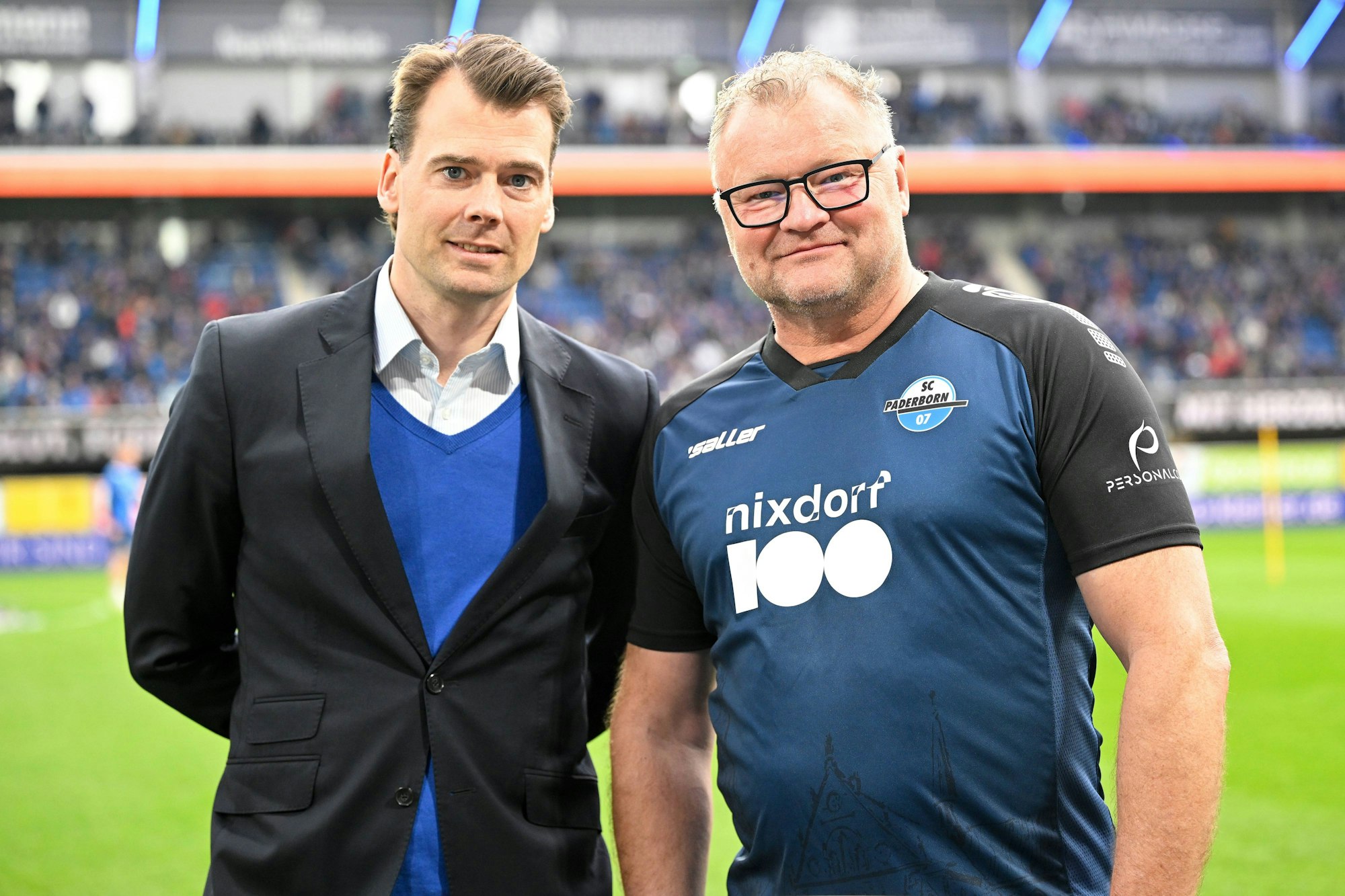 Alexander Wahler bei einem Foto mit einem Sponsor.