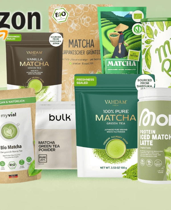 Anordnung verschiedener Matcha Pulver vor einem Hintergrund mit einem Farbverlauf in Grüntönen.