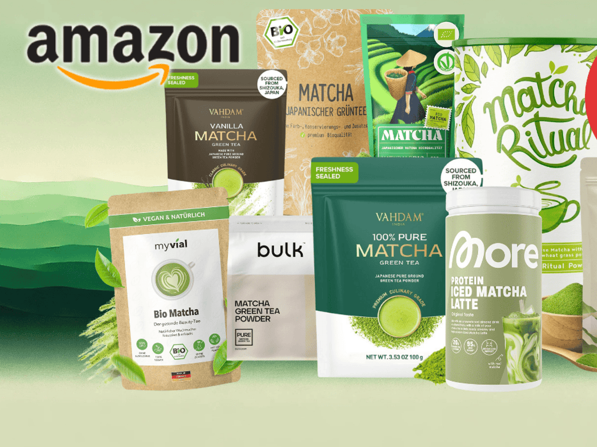 Anordnung verschiedener Matcha Pulver vor einem Hintergrund mit einem Farbverlauf in Grüntönen.