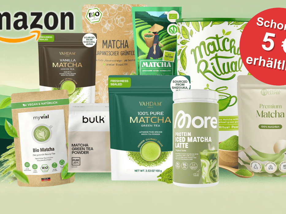 Anordnung verschiedener Matcha Pulver vor einem Hintergrund mit einem Farbverlauf in Grüntönen.