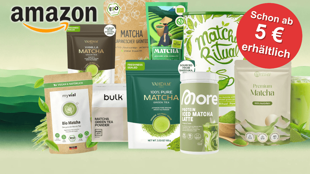 Anordnung verschiedener Matcha Pulver vor einem Hintergrund mit einem Farbverlauf in Grüntönen.