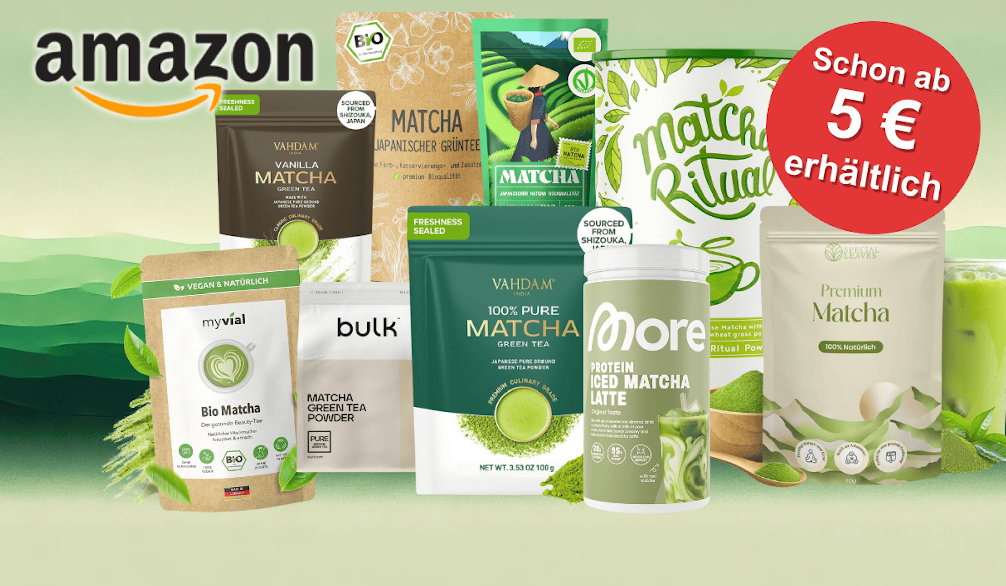 Anordnung verschiedener Matcha Pulver vor einem Hintergrund mit einem Farbverlauf in Grüntönen.