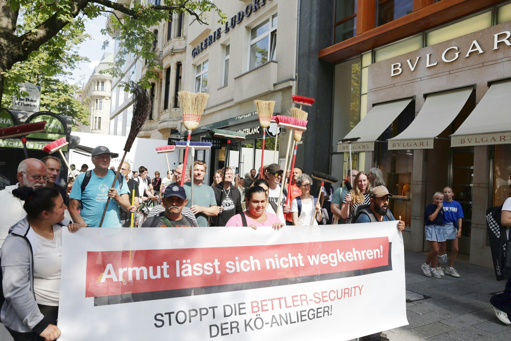Mit dem Besen bewaffnet marschierten die Obdachlosen über die Kö.