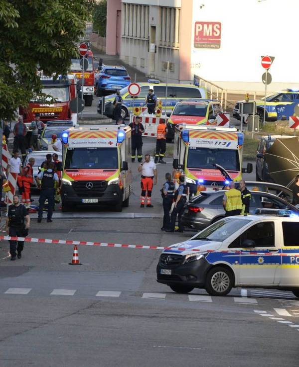 Großeinsatz von Polizei und Rettungskräften in der Völklinger Innenstadt: Als zwei Polizeibeamte einen Tankstellenräuber zu Fuß verfolgen, kam es zu einer Auseinandersetzung. Der Täter habe einem der Beamten die Schusswaffe entreißen können und mehrfach auf die Polizisten geschossen.