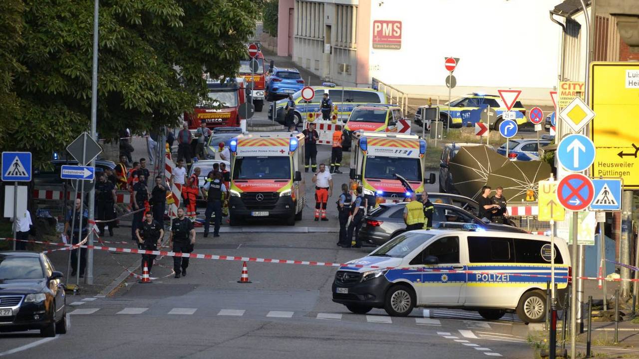 Großeinsatz von Polizei und Rettungskräften in der Völklinger Innenstadt: Als zwei Polizeibeamte einen Tankstellenräuber zu Fuß verfolgen, kam es zu einer Auseinandersetzung. Der Täter habe einem der Beamten die Schusswaffe entreißen können und mehrfach auf die Polizisten geschossen.