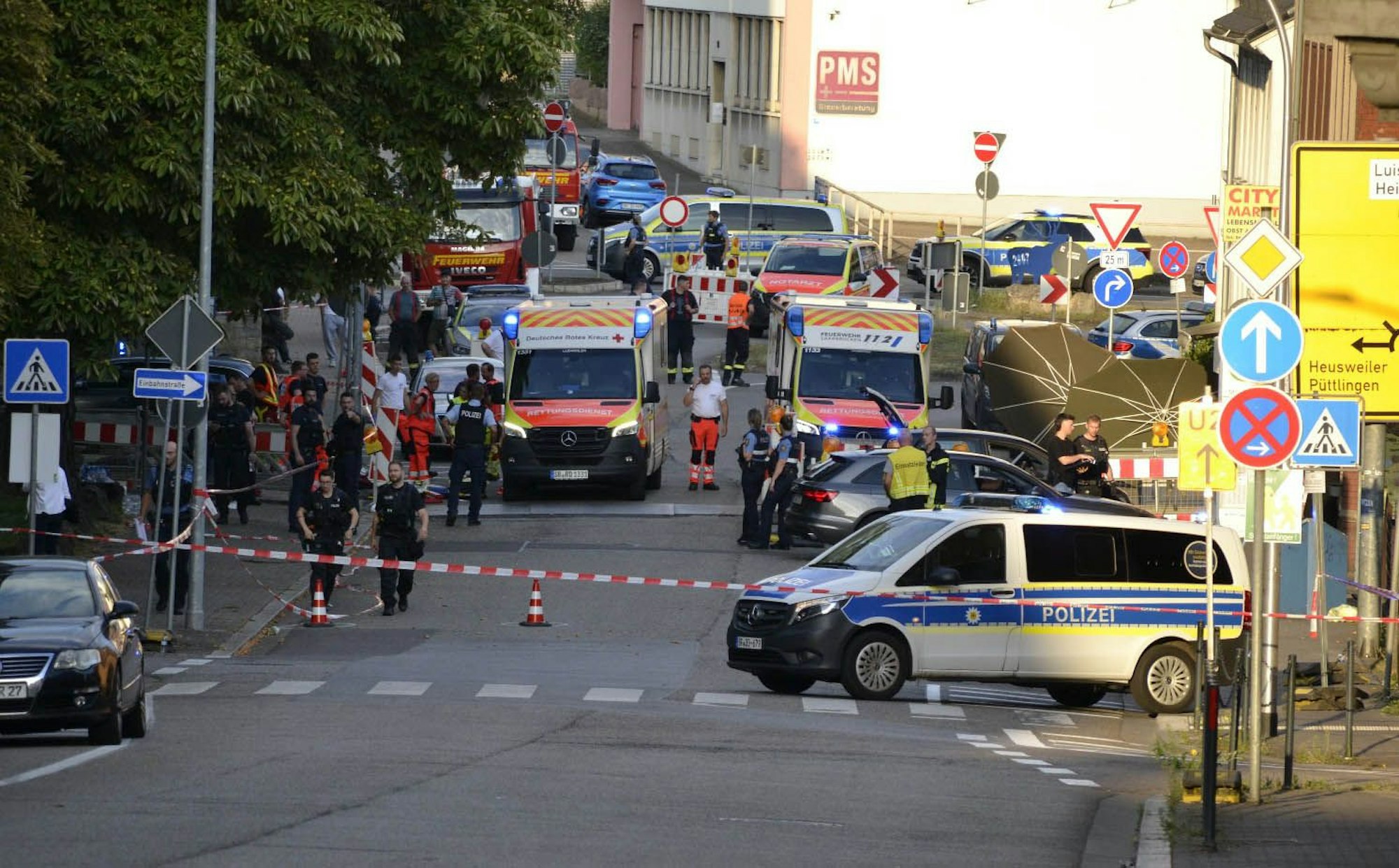Großeinsatz von Polizei und Rettungskräften in der Völklinger Innenstadt: Als zwei Polizeibeamte einen Tankstellenräuber zu Fuß verfolgen, kam es zu einer Auseinandersetzung. Der Täter habe einem der Beamten die Schusswaffe entreißen können und mehrfach auf die Polizisten geschossen.