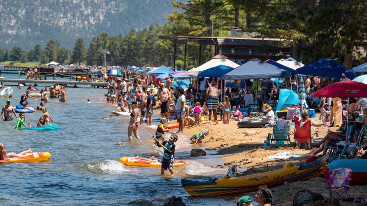 Blick auf einen Strand nahe Camp Richardson am Lake Tahoe in Kalifornien (Archivbild).