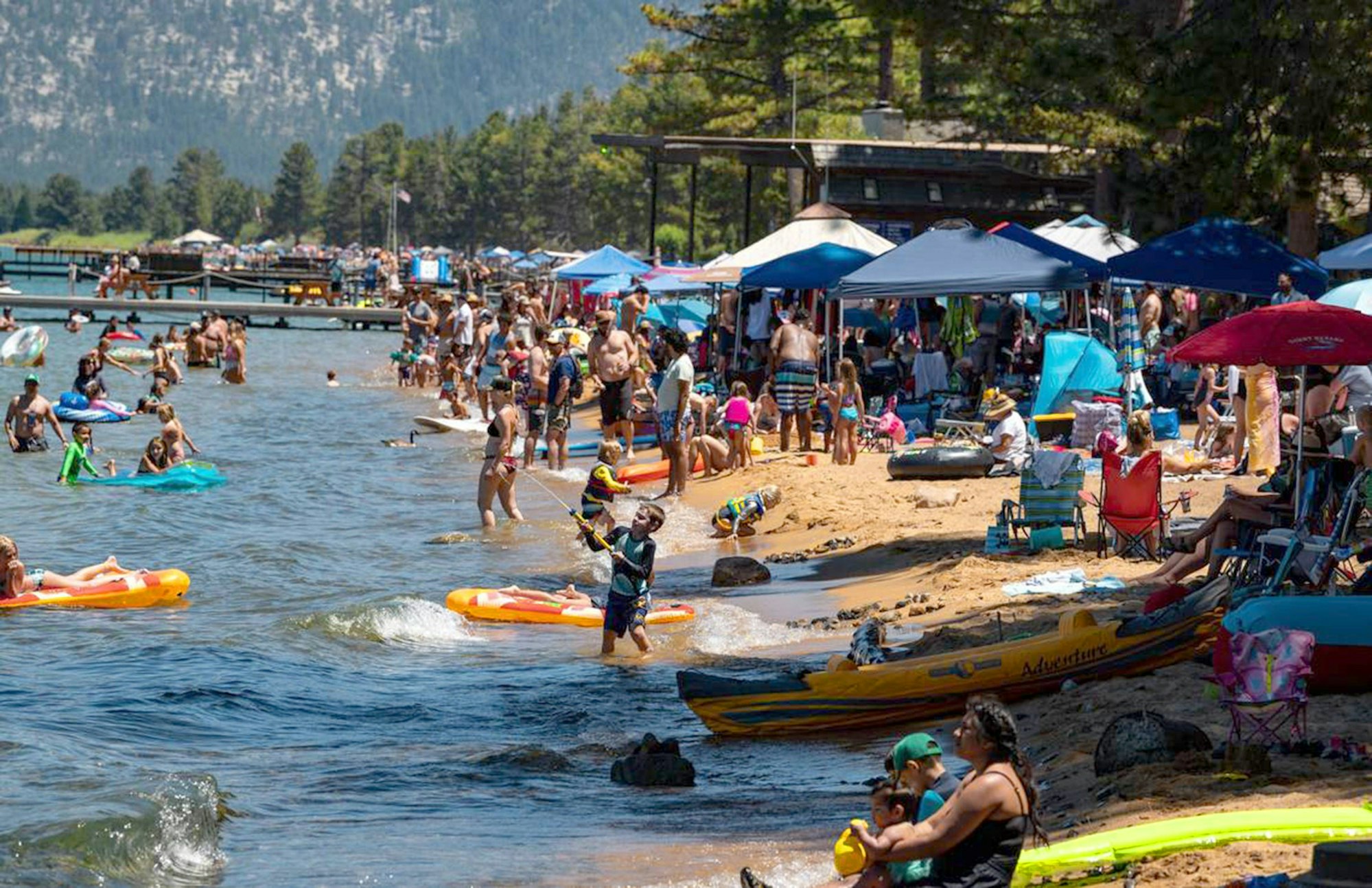 Blick auf einen Strand nahe Camp Richardson am Lake Tahoe in Kalifornien (Archivbild).