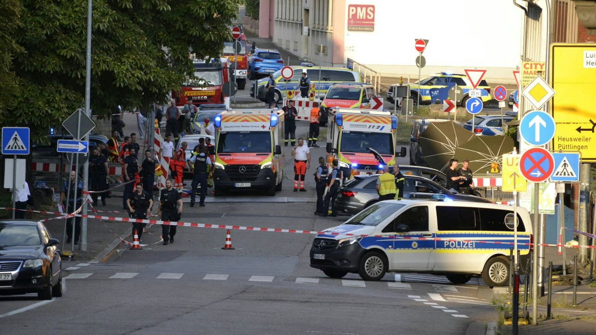 Großeinsatz von Polizei und Rettungskräften in der Völklinger Innenstadt am Donnerstagabend.