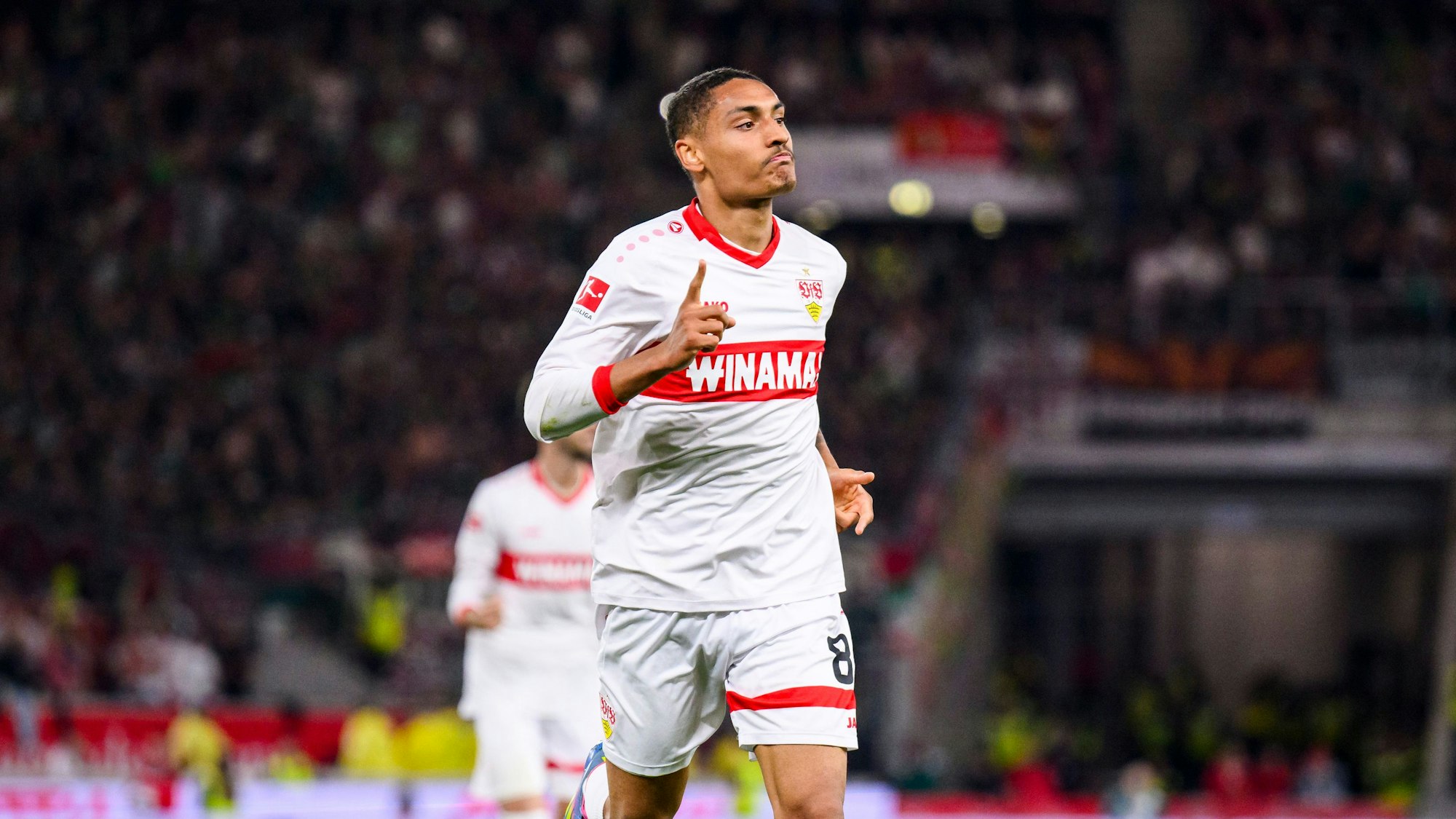 Enzo Millot jubelt im Trikot des VfB Stuttgart.