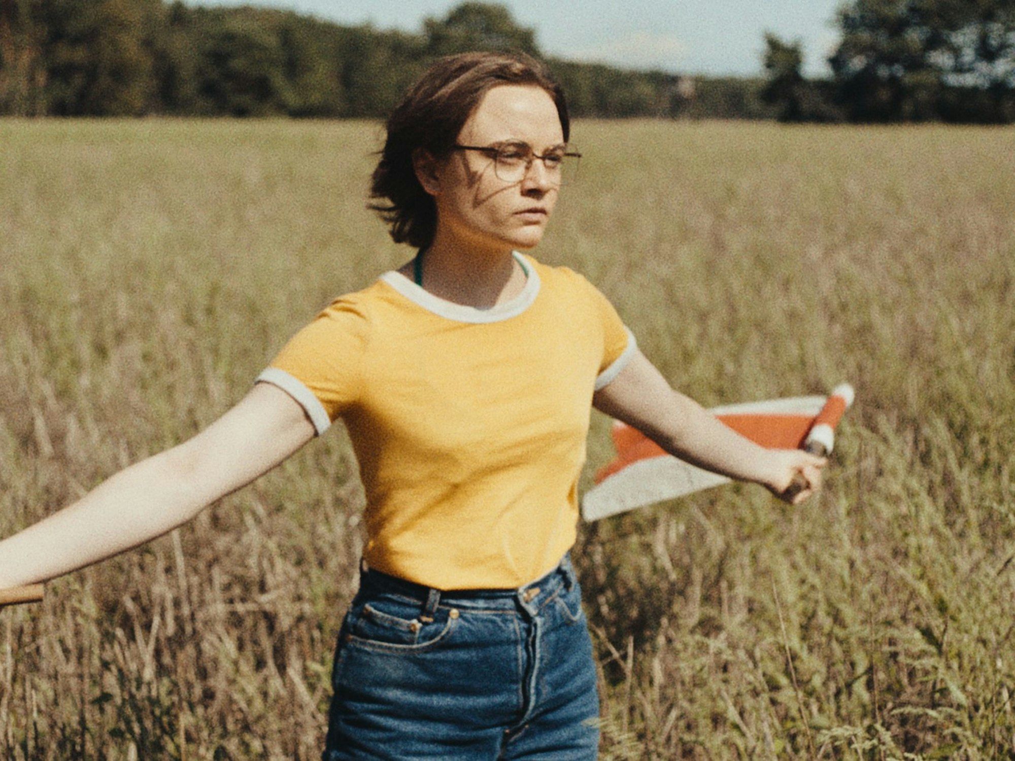 Lena Urzendowsky als Angelika in einer Szene aus dem Film „In die Sonne schauen“
