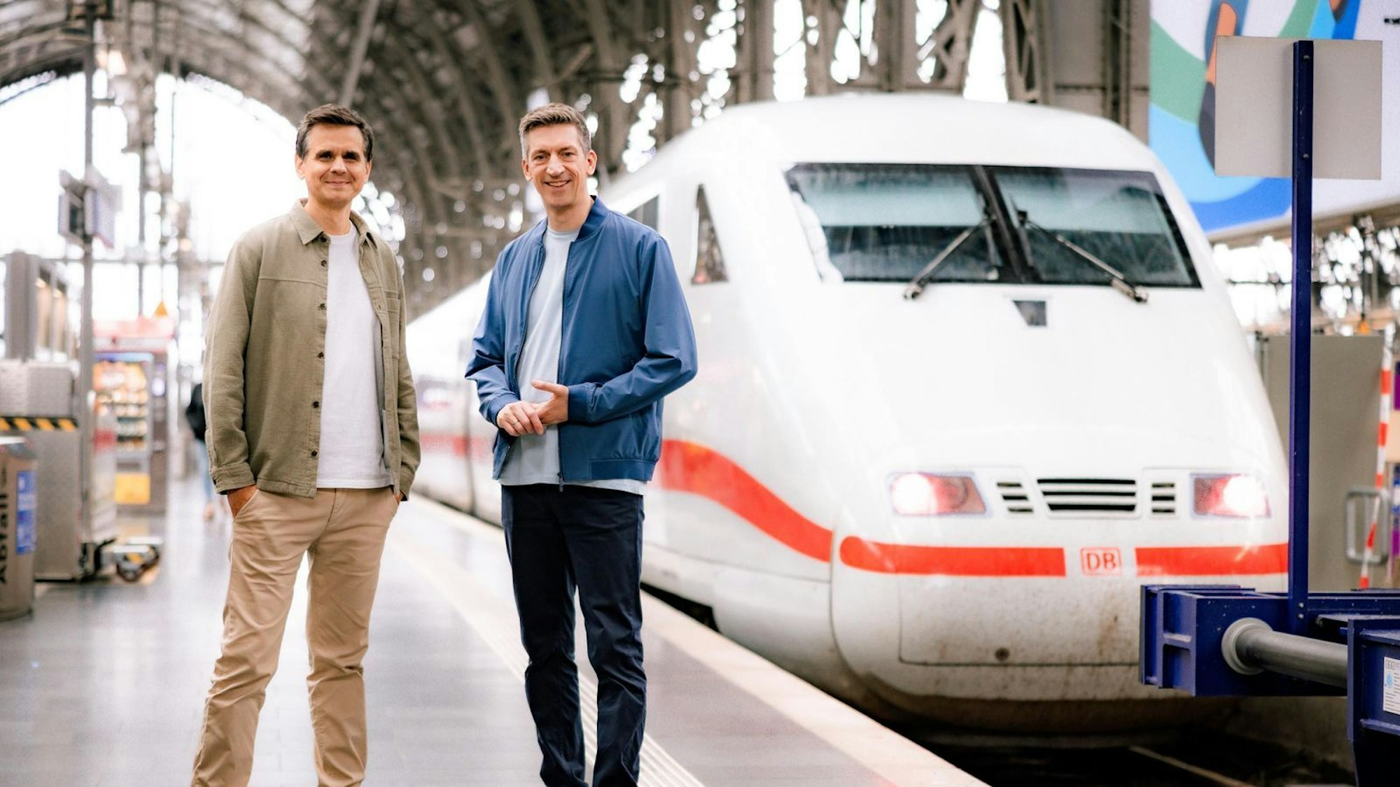 Für die RTL-Doku „Was verdient Deutschland? Das große Gehaltsranking“ bereisten Reporter Stefan Uhl (links) und Moderator Steffen Hallaschka einmal mehr die gesamte Bundesrepublik. (Bild: Leonine Studios / Sebastian Pruss)