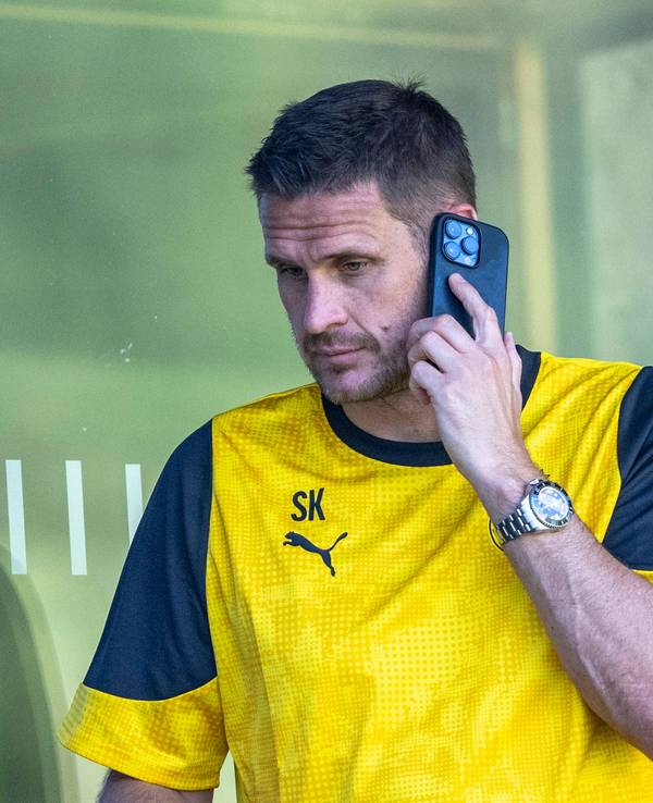 Sebastian Kehl telefoniert beim Trainingslager des BVB in Saalfelden.