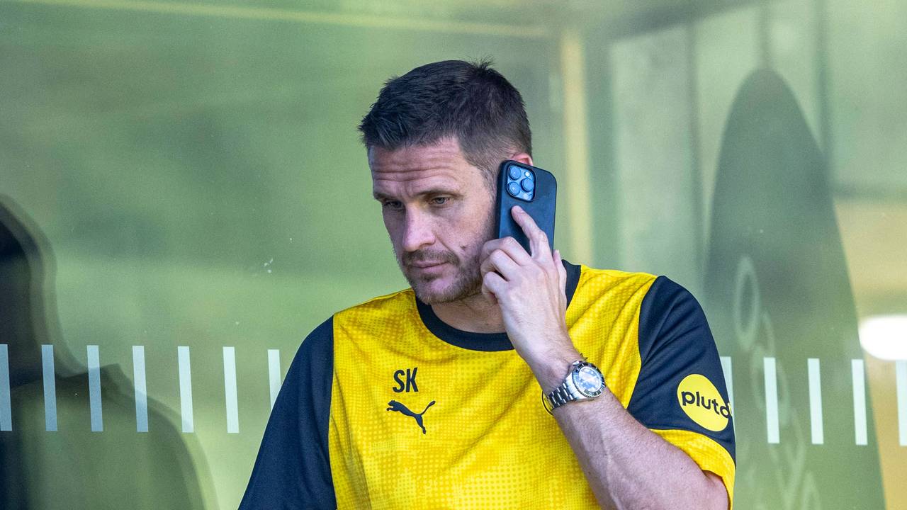 Sebastian Kehl telefoniert beim Trainingslager des BVB in Saalfelden.