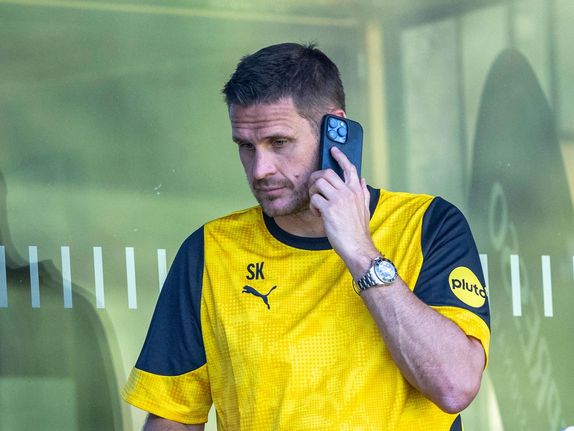 Sebastian Kehl telefoniert beim Trainingslager des BVB in Saalfelden.