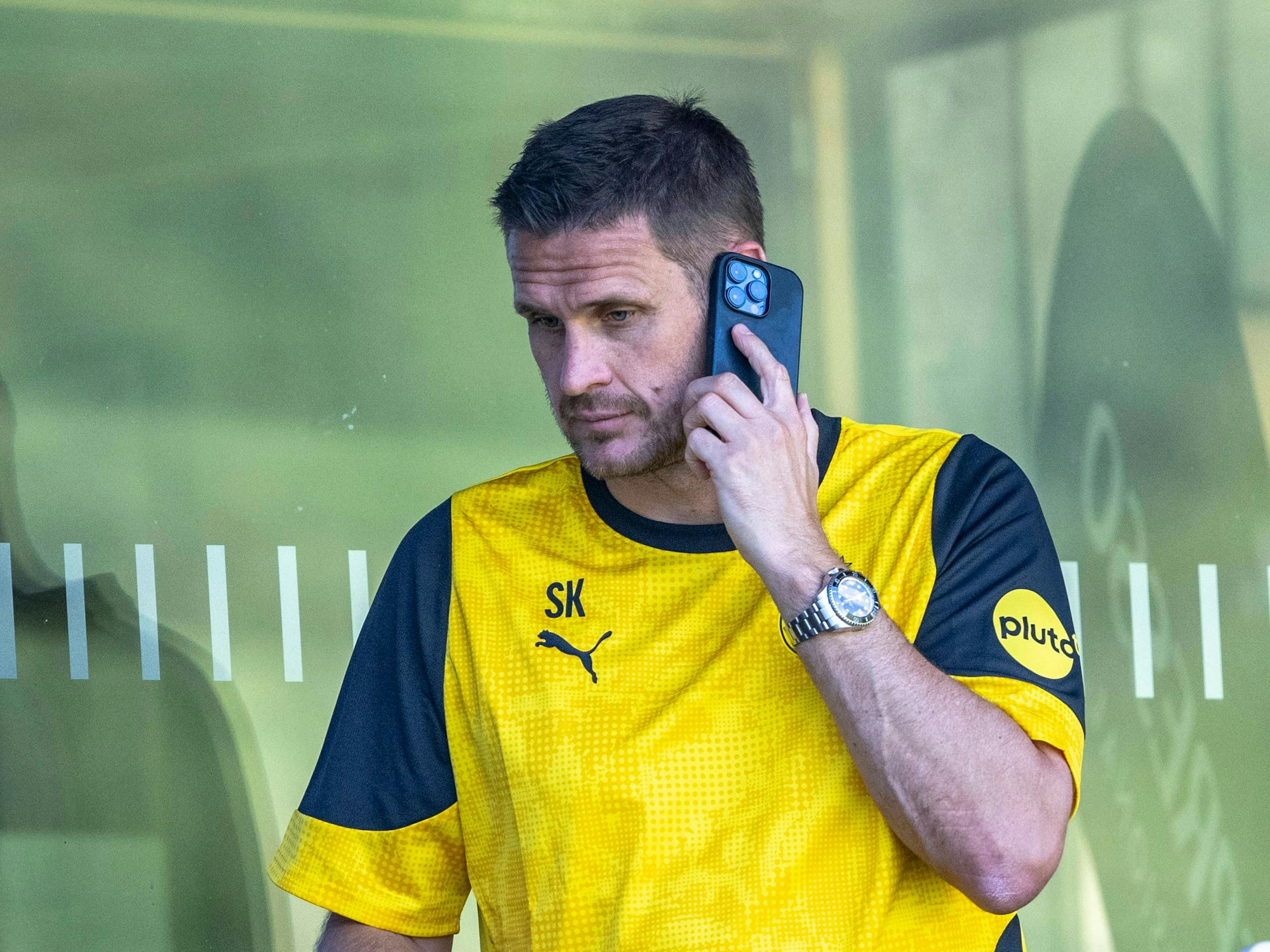 Sebastian Kehl telefoniert beim Trainingslager des BVB in Saalfelden.