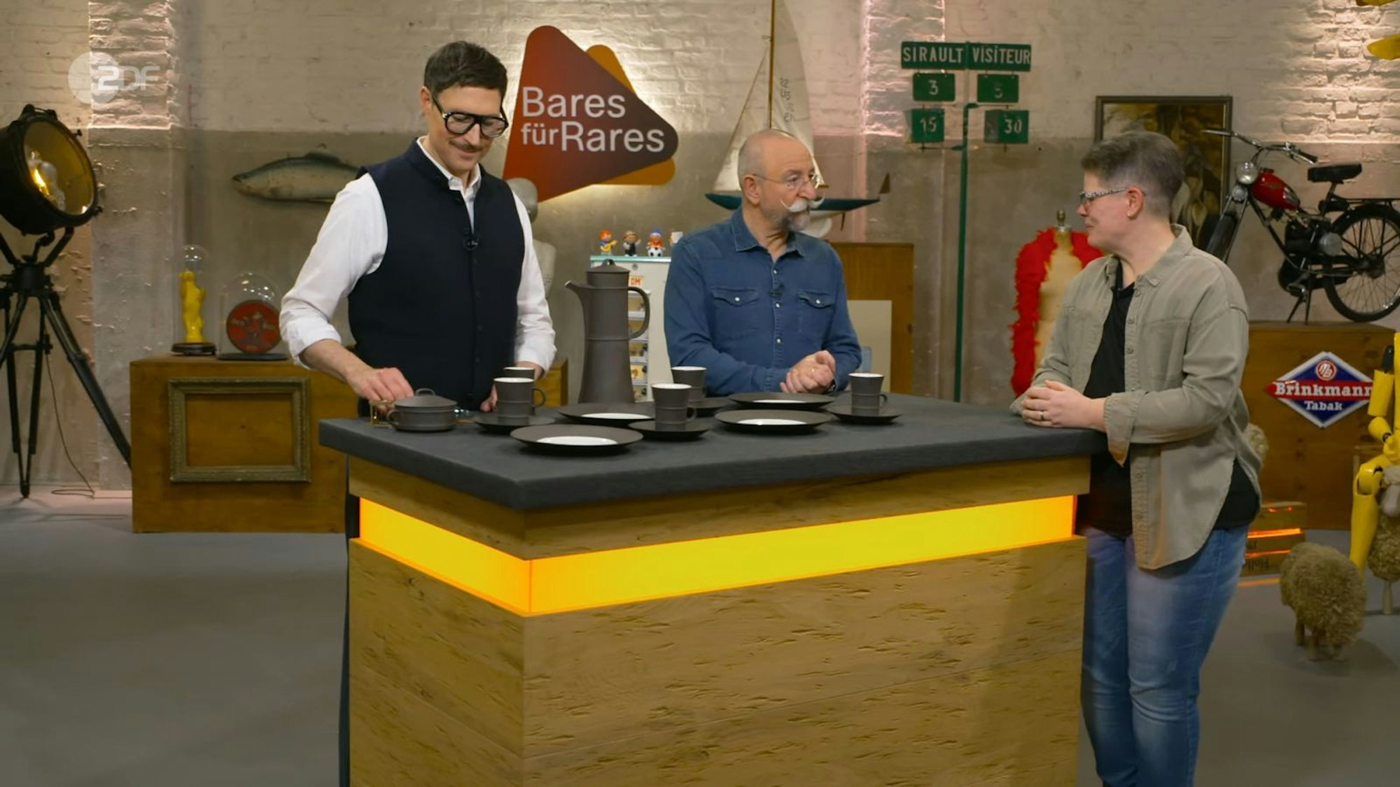 Ein Kaffee-Service sorgte bei „Bares für Rares“ für einen mehr als erstaunlichen Verkauf. (Bild: ZDF)