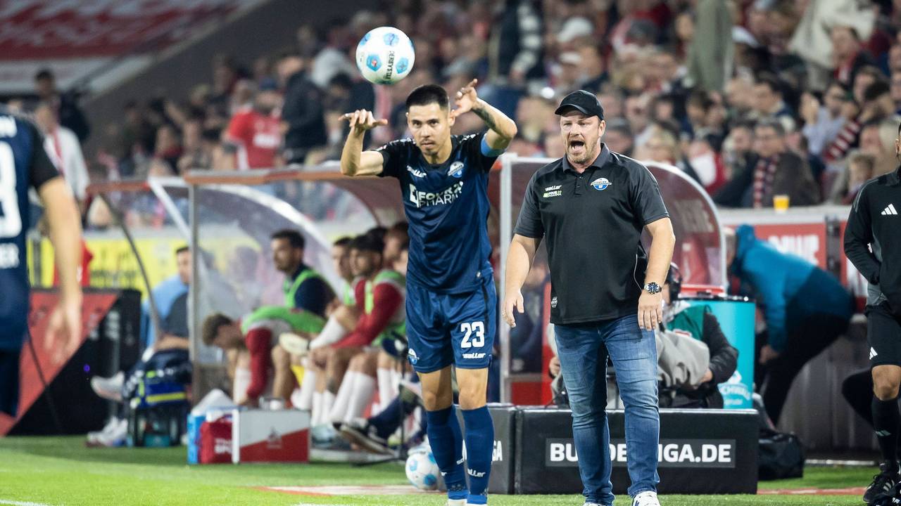 Lukas Kwasniok gibt Raphael Obermair bei einem Einwurf Anweisungen.