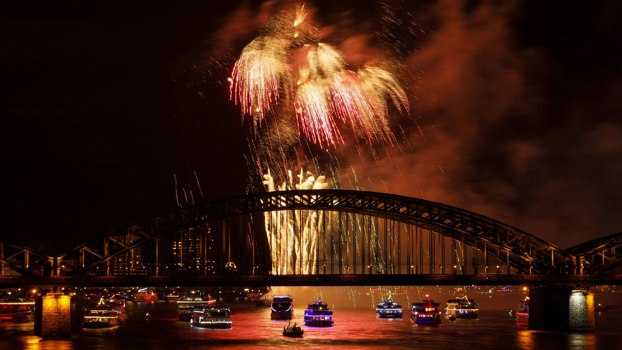 Feuerwerk bei den Kölner Lichtern 2019 zu Ehren von Jacques Offenbach.