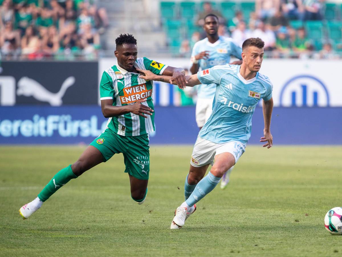 Mamadou Sangare (Rapid) gegen Janik Haberer (Union Berlin) am 25. Juli 2025.
