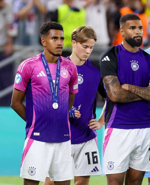 Ansgar Knauff (l.), Caspar Jander, Jamil Siebert, Tjark Ernst und Noah Atubolu schauen enttäuscht nach der EM-Final-Niederlage gegen England.