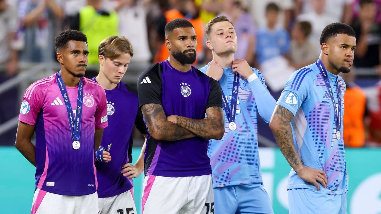 Ansgar Knauff (l.), Caspar Jander, Jamil Siebert, Tjark Ernst und Noah Atubolu schauen enttäuscht nach der EM-Final-Niederlage gegen England.