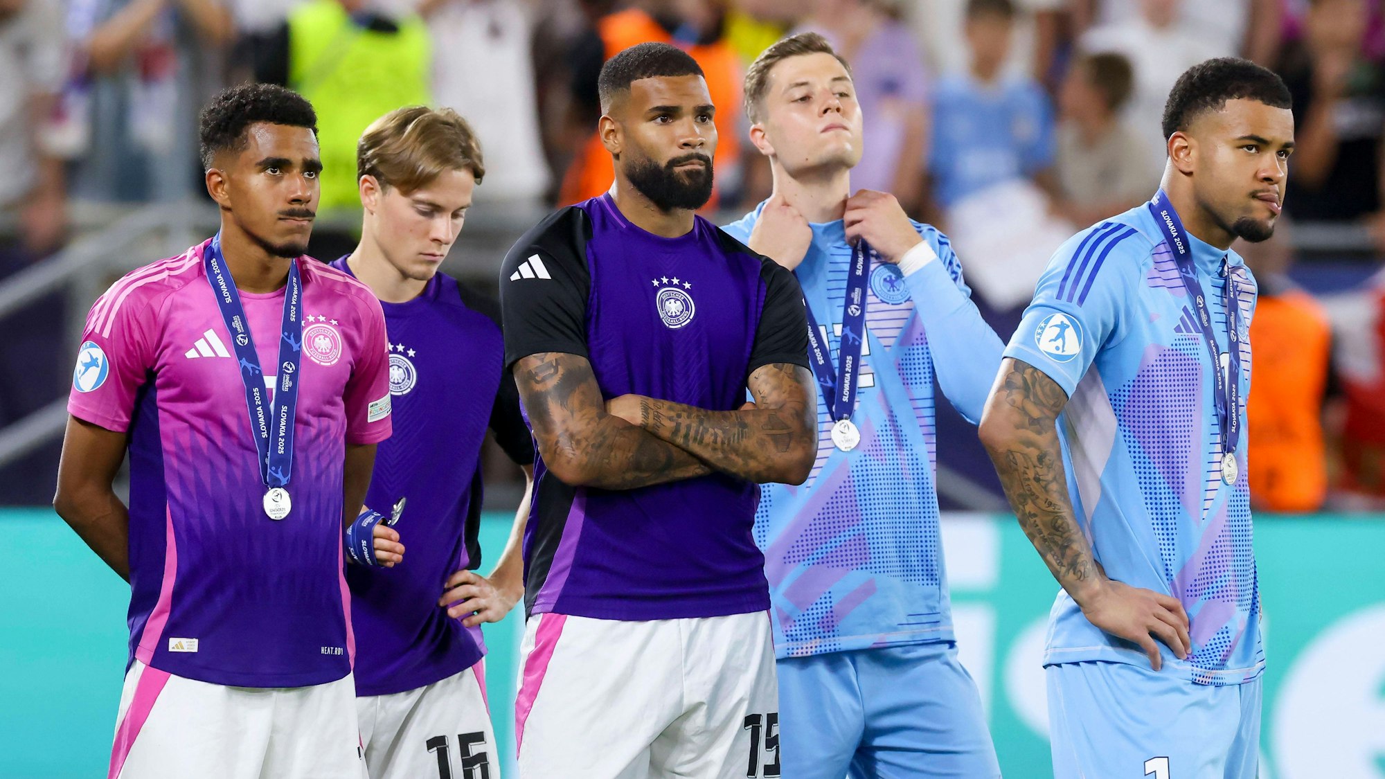 Jamil Siebert (M.) nach dem verlorenen EM-Finale mit der deutschen U21.