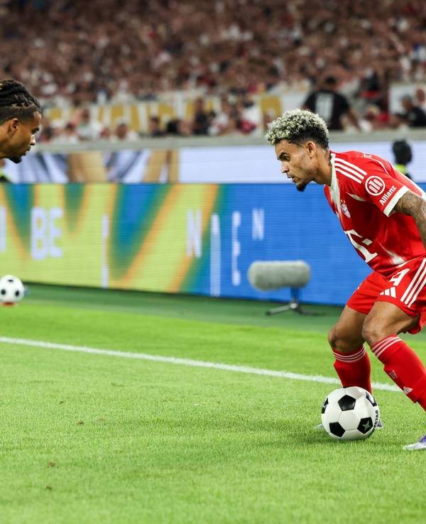 Lorenz Assignon im Zweikampf mit Luis Diaz.