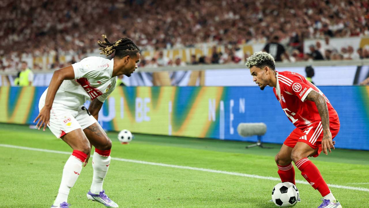 Lorenz Assignon im Zweikampf mit Luis Diaz.