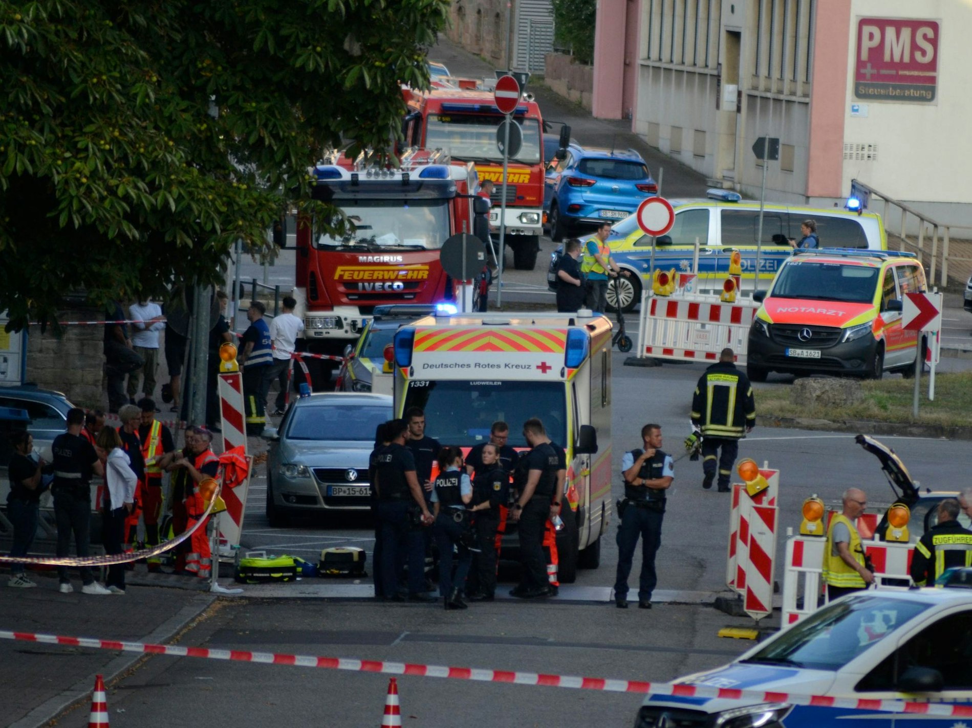 Einsatzkräfte riegeln den Tatort in Völklingen ab.