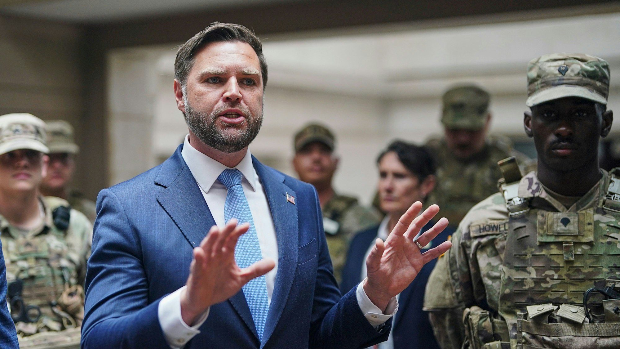 US-Vizepräsident J.D. Vance spricht mit Mitgliedern der Nationalgarde in der Union Station. Der Auftritt wurde von hörbaren Protesten begleitet. (Archivbild)
