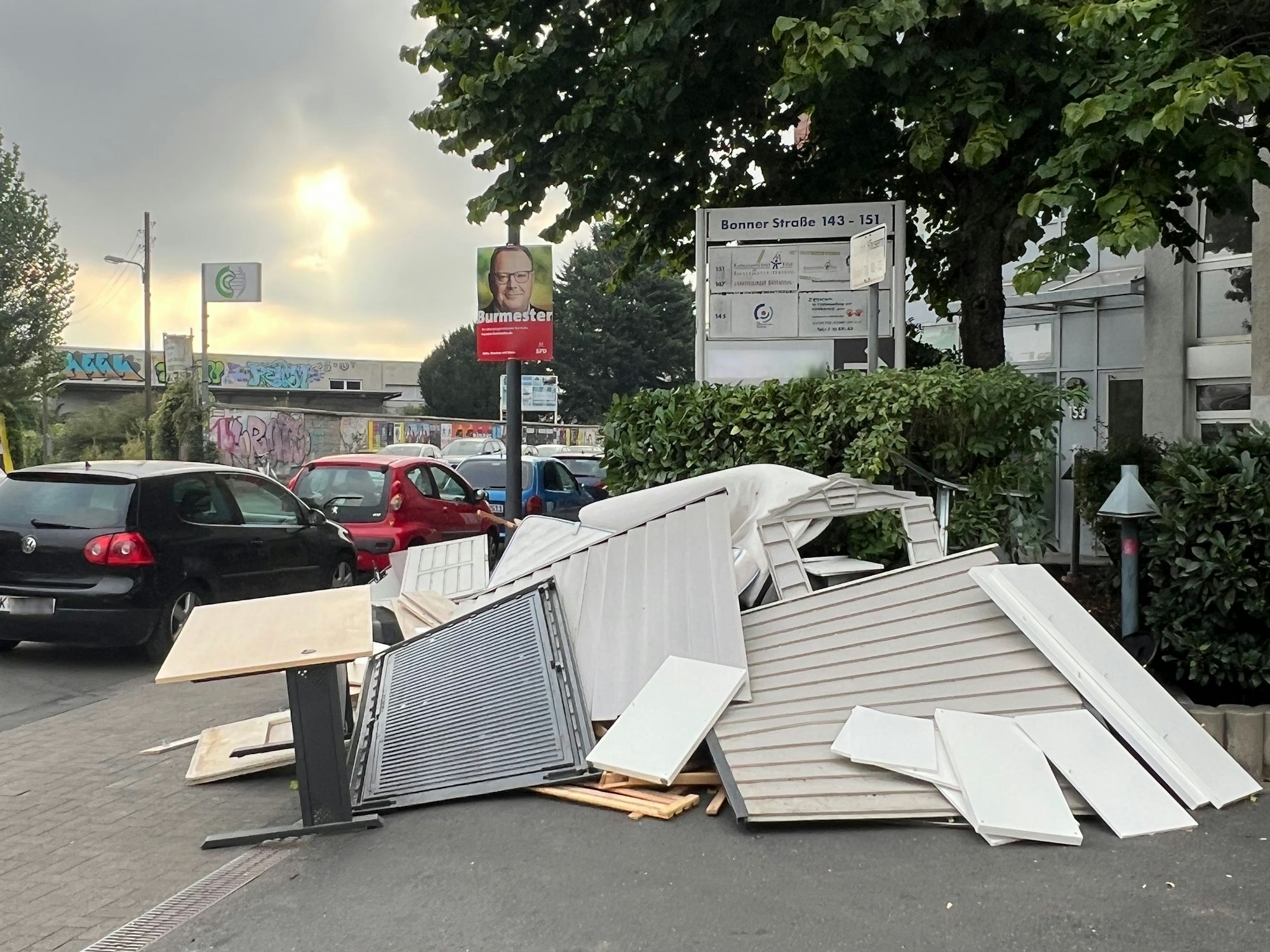 Sperrmüll, darunter ein Schreibtisch, liegt neben einem Gehweg.