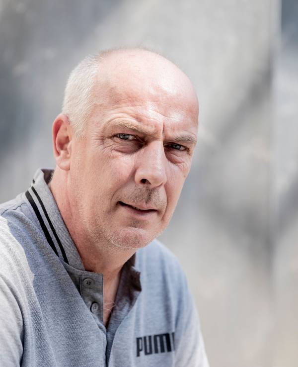 Mario Basler posiert für ein Foto.