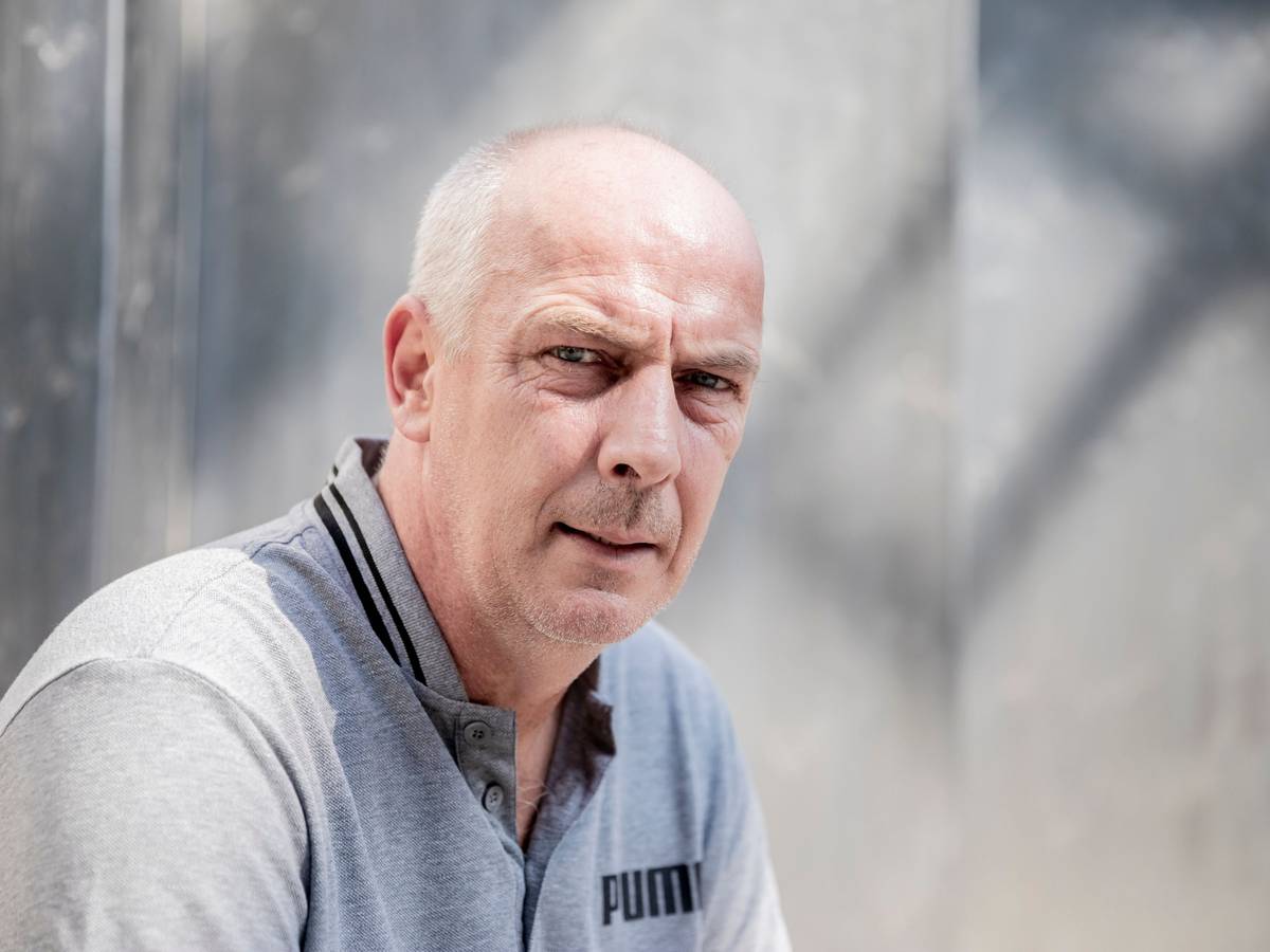 Mario Basler posiert für ein Foto.