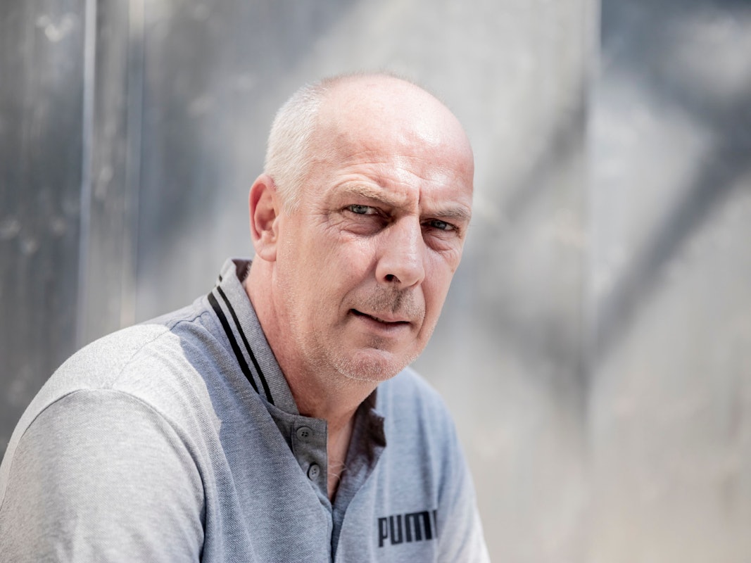 Mario Basler posiert für ein Foto.