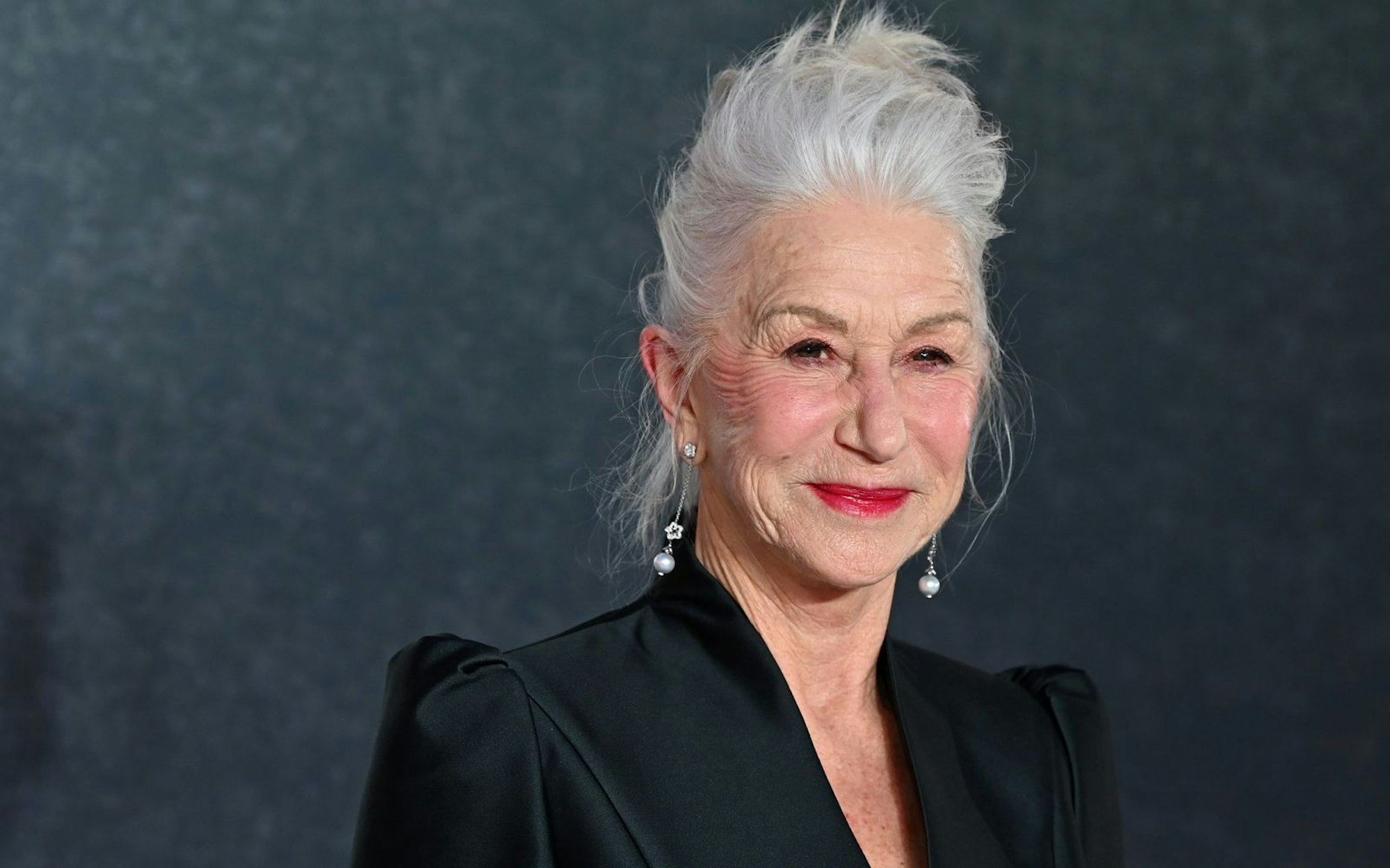 Helen Mirren beklagt sich über gesellschaftliche Vorurteile gegenüber älteren Menschen. (Bild: 2025 Getty Images/Joe Maher)