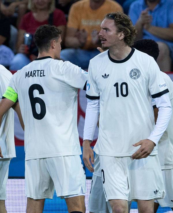 Die U21 des DFB bejubelt einen Treffer.